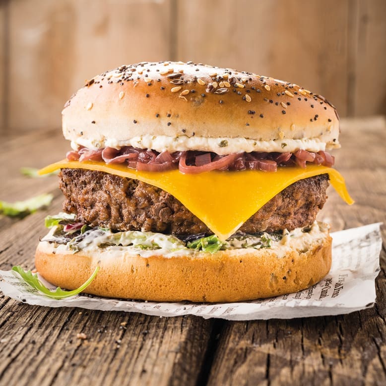 Beef burger with shallots